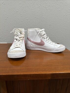 Nike Women’s Blazer Mid in White with Dusty Pink Swoosh